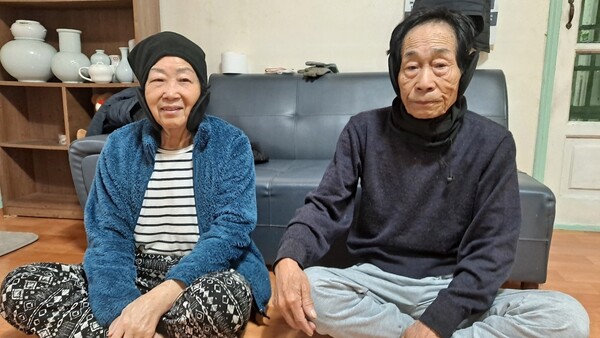 ▲ 건강 취약계층 가정에 방문해 안부를 살피고 방한용품을 전달했다.