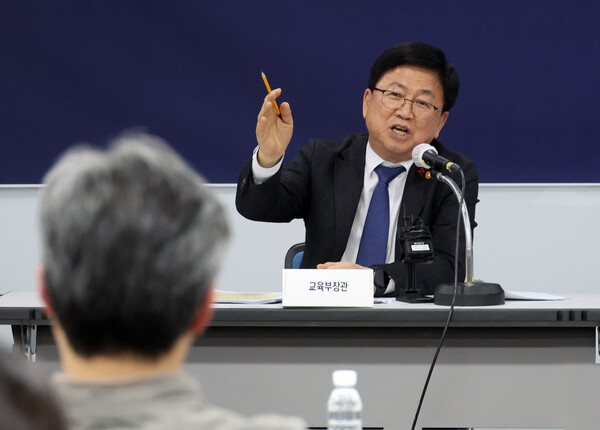 ▲ 최교진 교육부 장관이 지난 22일 세종시 정부세종청사에서 열린 취임 100일 출입기자단 간담회에서 질문에 답하고 있다. /뉴시스