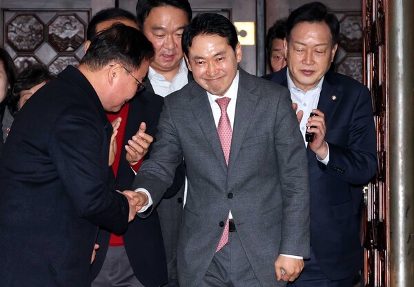 ▲ 장동혁 국민의힘 대표가 23일 오전 서울 여의도 국회 본회의장에서 내란전담재판부설치 관련 법안에 대한 무제한토론을 마치고 동료 의원들에게 격려를 받고 있다. /뉴시스