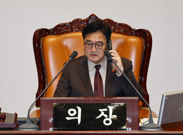 ▲ 우원식 국회의장이 22일 오전 서울 여의도 국회에서 열린 본회의에서 통화하고 있다. /뉴시스