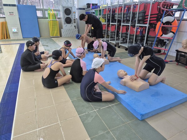 ▲ 어린이 이용고객 대상 심폐소생술 교육.