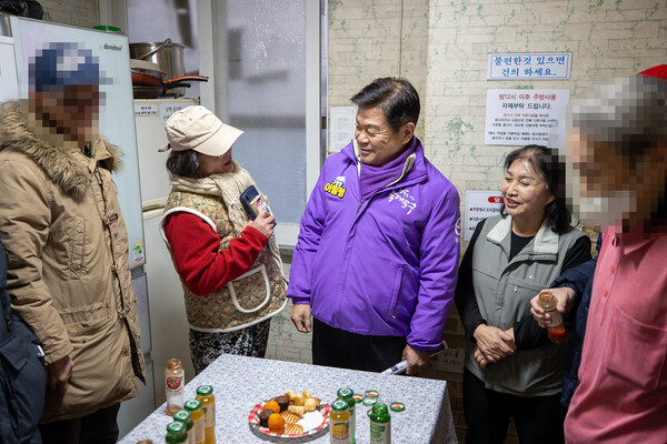▲ 한파 대비 주거 취약지역 직접 찾아 점검 나선 이필형 동대문구청장.