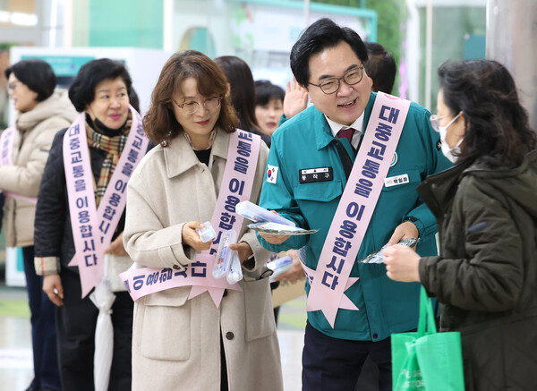 ▲ 박일하 동작구청장이 지난 11월 ‘서울교통 Re-디자인’ 캠페인에서 시민들에게 대중교통 이용을 독려하는 홍보물을 나눠주고 있다.