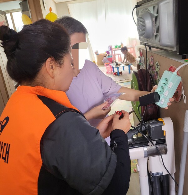 ▲ 멀티탭 소화패치를 부착하는 모습.