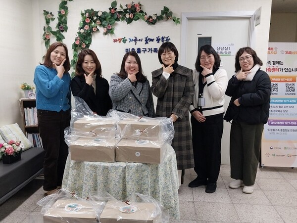 ▲ 미추홀구가족센터, 카페 오슬로·은혜의교회와 ‘온가족 산타데이’ 진행 기념사진.