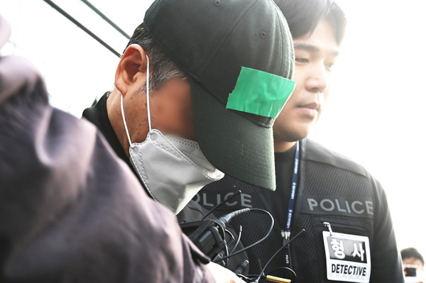 ▲ 부모와 처자식 등 일가족 5명을 살해한 혐의로 구속된 가장 A씨가 24일 경기 용인동부경찰서 유치장을 나와 검찰로 송치되고 있다. A씨는 지난 14일 경기 용인시 수지구 아파트 자택에서 80대 부모와 50대 배우자, 10대와 20대 자녀 등 일가족 5명을 수면제를 먹인 뒤 살해한 혐의를 받고 있다. /뉴시스