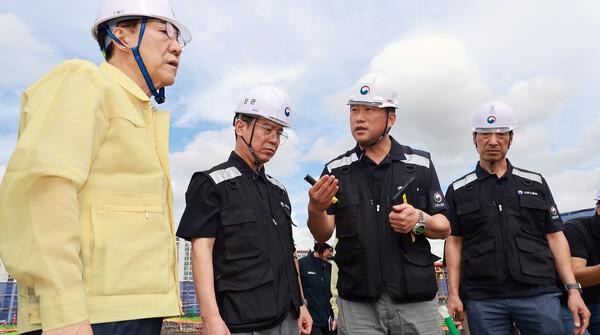▲ 김윤덕(왼쪽) 국토교통부 장관과 김영훈(왼쪽 두번째) 고용노동부 장관이 9월 18일 서울 용산구 청년주택 신축 공사 현장을 찾아 불법하도급 합동 점검을 하고 있다. (사진=고용노동부 제공)