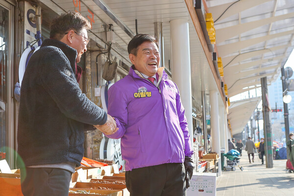 ▲ 고산자로 환경개선사업 현장 방문한 이필형 동대문구청장.