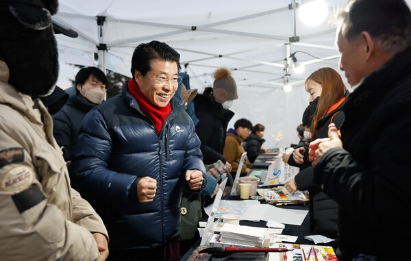 ▲ 새해 주민들과 인사하는 서강석 구청장.