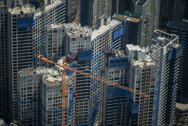 ▲ 서울 송파구 롯데월드타워 전망대 서울스카이에서 바라본 서울시내 아파트 공사현장. /뉴시스