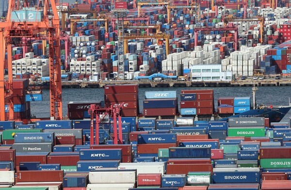 ▲ 수출입 컨테이너 쌓인 부산항. /뉴시스