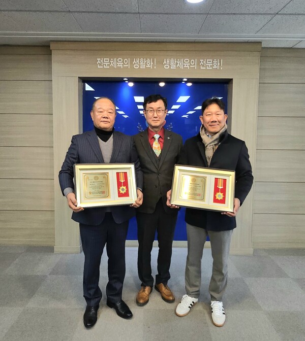 ▲ 경기도체육회 김진영 부회장·펜싱협회 온현종 회장 ‘제8회 아시아리더’ 대상 수상 기념사진.