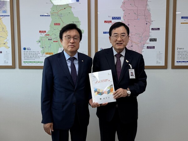 ▲ 주낙영 경주시장이 국회를 방문해 박형수 국회 예산결산특별위원회 간사에게 2026년도 국비 반영을 위한 경주시 주요 현안사업 건의서를 전달하고 있다