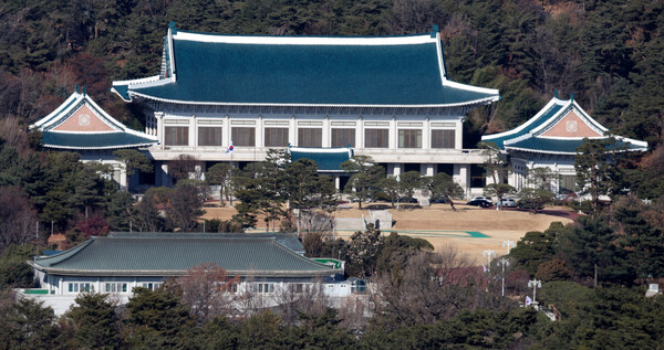 ▲ 25일 오후 서울 종로구 청와대 본관 앞 국기 게양대에 태극기가 바람에 펄럭이고 있다. /뉴시스