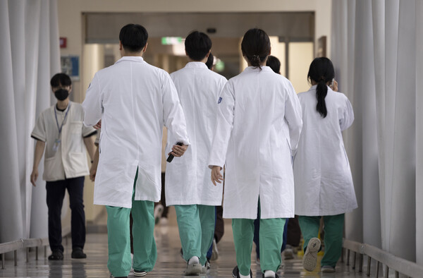 서울 시내의 한 대학병원에서 의료진들이 이동하고 있다.