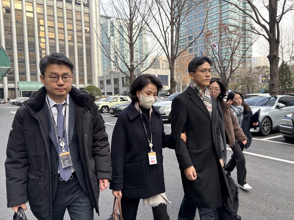 ▲ 정원주 전 통일교 총재 비서실장이 28일 오전 서울 서대문구 경찰청에서 통일교의 정치권 금품 의혹 관련 조사를 받기 위해 출석하고 있다. /뉴시스