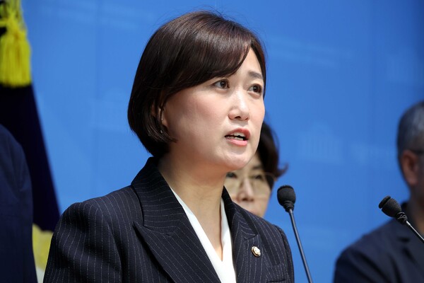 ▲ 백승아 더불어민주당 의원이 24일 오전 서울 여의도 국회 소통관에서 열린 유초증등교원의 정치기본권 보장 촉구 기자회견에서 발언을 하고 있다. /뉴시스