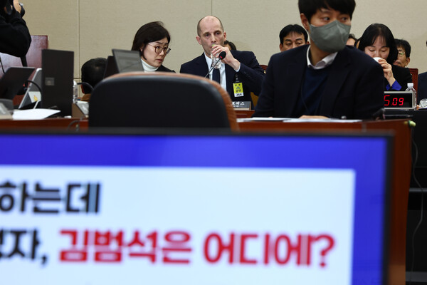 ▲ 해롤드 로저스 쿠팡 임시 대표가 17일 오전 서울 여의도 국회 과학기술정보방송통신위원회 전체회의에서 열린 쿠팡 침해사고 관련 청문회에서 물을 마시고 있다. /뉴시스