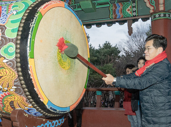 ▲ 2024년 용왕산 해맞이 행사에서 이기재 양천구청장이 대북 타고로 새해의 힘찬 출발을 알리고 있는 모습.