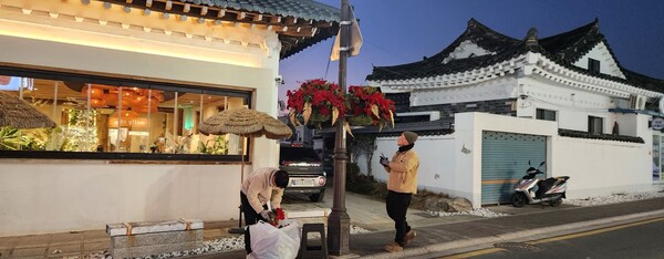 ▲ 경주시가 황리단길 일원 가로등에 포인세티아 화분을 설치하며 겨울철 거리 경관을 정비하고 있다.