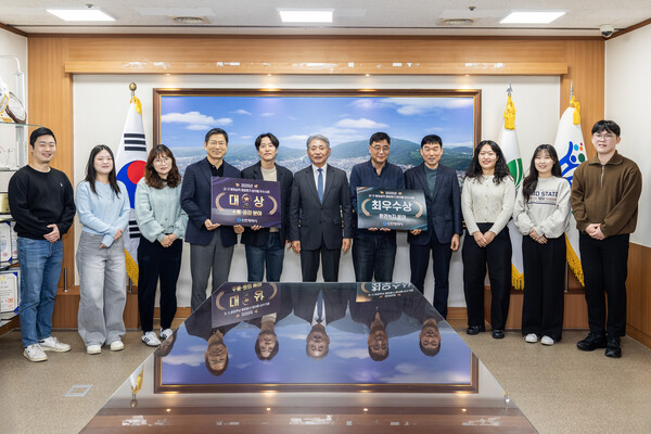 ▲ 2025년 군·구 행정실적 종합평가 소통공감·환경녹지 분야 수상 기념사진.