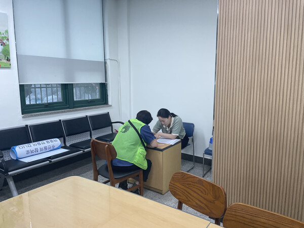 ▲ 노인사회활동지원 참여자 치매조기검진 실시 모습.