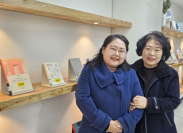 ▲ 작가양성독서회를 통해 작가로 등단한 윤서정(왼쪽)씨가 최명숙 강사(오른쪽)와 기념 촬영을 하고 있다.