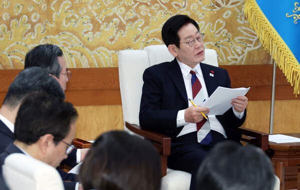 ▲ 이재명 대통령, 청와대에서 참모진과 차담회 가지는 모습. /뉴시스