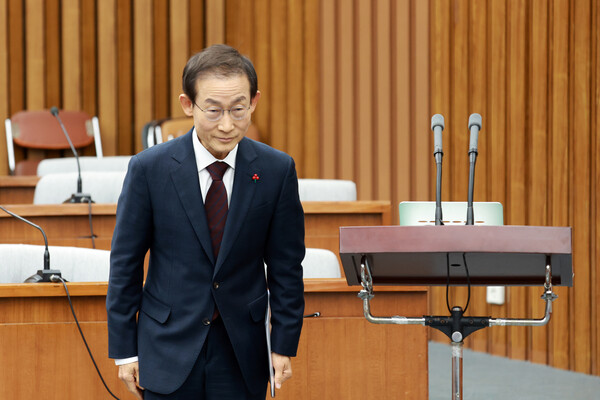 ▲ 김호철 감사원장 후보자가 29일 서울 여의도 국회에서 열린 인사청문회에서 인사를 하고 있다. /뉴시스