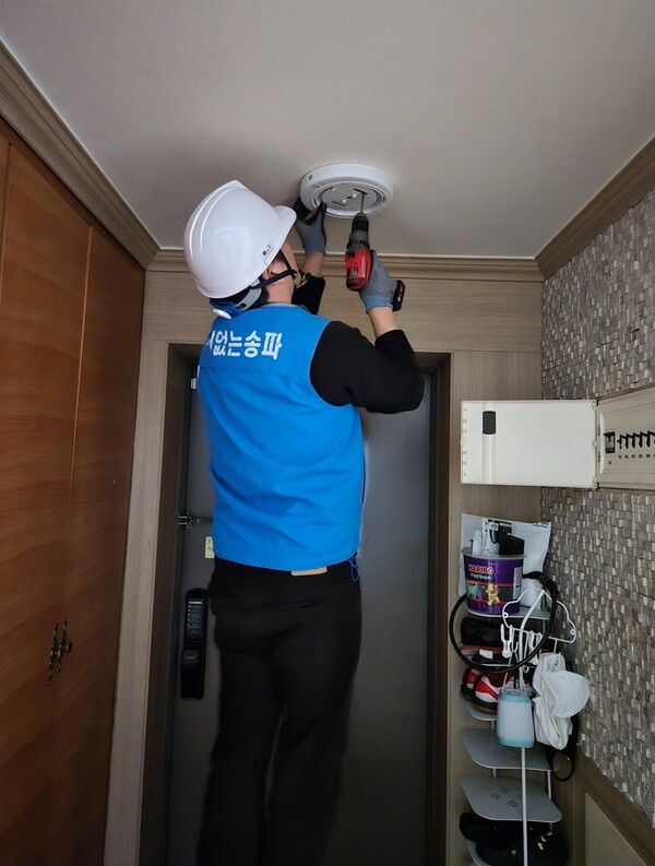 ▲ LED 조명 교체 모습.