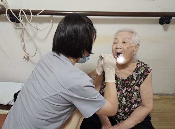 ▲ 노인 방문 구강관리 시범사업 추진 모습.