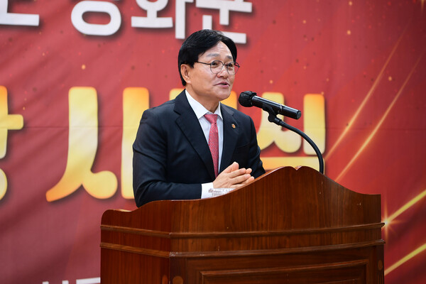 ▲ 연말 표창 수여식에서 인사말 전하는 박용철 강화군수.