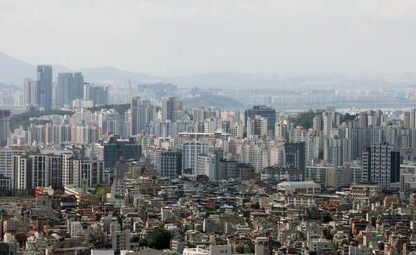 ▲ 서울 중구 남산에서 바라본 도심 아파트 모습. /뉴시스