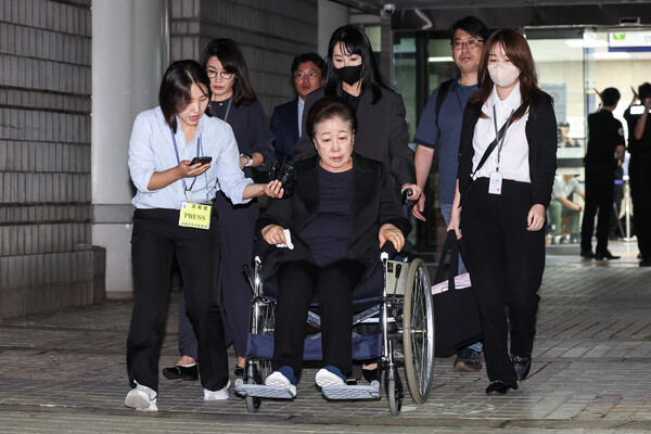 ▲ 청탁금지법과 정치자금법 위반 등 혐의를 받는 한학자 통일교 총재가 9월 22일 오후 서울 서초구 서울중앙지방법원에서 열린 영장실질심사(구속 전 피의자 심문)을 마친 뒤 법정을 나서고 있다. /뉴시스