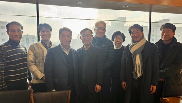 ▲ 정년퇴직자들과 오찬 간담회 후 기념사진.