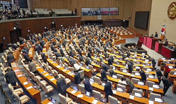 ▲ 올해 마지막 본회의 마치며 인사하는 국회의원들. /뉴시스