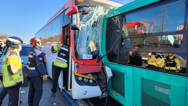 ▲ 30일 오후 1시3분께 서울 강동구 길동생태공원 앞 교차로에서 버스 3대와 승용차 1대가 추돌하는 사고가 발생했다. (사진=강동소방서 제공)