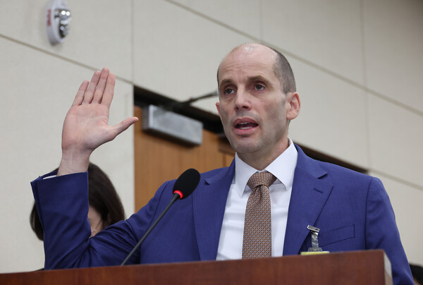 ▲ 청문회 선서하는 해롤드 로저스 쿠팡 대표이사. /뉴시스