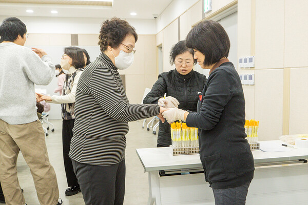 ▲ 지난 2일 노인일자리 참여자가 채변검사를 준비하고 있는 모습.