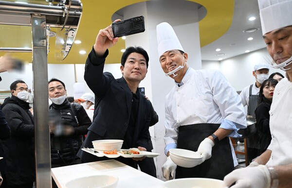▲ 오세훈 서울시장이 2일 서울시청 구내식당에서 신년맞이 직원 격려 떡국을 배식하며 직원과 기념촬영을 하고 있다.