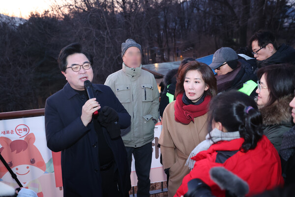 ▲ 박일하 동작구청장이 지난 1일 서달산 해맞이광장에서 열린 신년 행사에 참석해 인사말을 하고 있다.