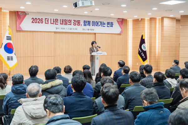 ▲ 시무식에서 인사말 전하는 이수희 강동구청장.