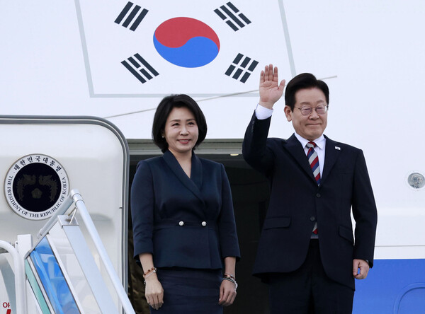 ▲ 튀르키예 국빈 방문 일정을 마친 이재명 대통령과 김혜경 여사가 25일(현지 시간) 앙카라 에센보아 국제공항에서 공군 1호기에 올라 인사하고 있다. /뉴시스