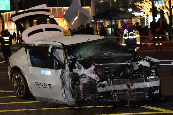 ▲ 지난 2일 서울 종로구 종각역 인근 사고현장에서 소방대원들이 사고 수습을 하고 있는 모습. /뉴시스