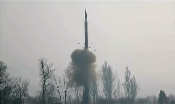 ▲ 김정은 북한 국무위원장 북한 미사일총국의 신형 극초음속 중장거리 탄도미사일 시험발사를 화상감시체계로 참관했다고 북한 조선중앙TV가 보도했다. /뉴시스