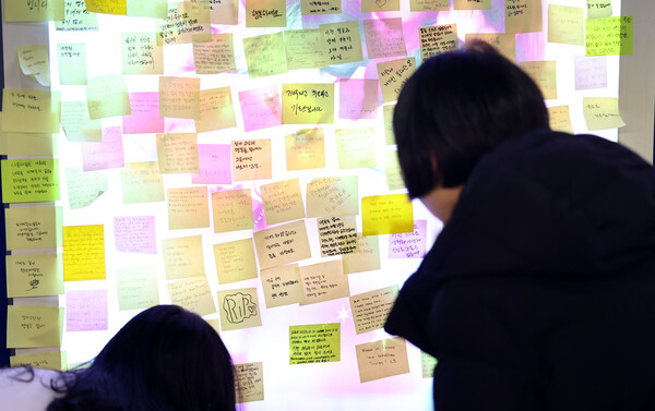 ▲ 핼러윈 데이인 지난해 10월 31일 서울 용산구 이태원 10·29 기억과 안전의 길에서 시민들이 이태원 참사 희생자들을 추모하고 있다. /뉴시스