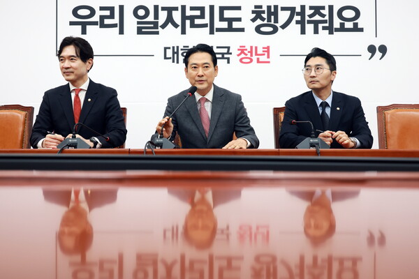 ▲ 장동혁 국민의힘 대표가 서울 여의도 국회에서 현안 기자간담회를 하고 있다. 		/뉴시스