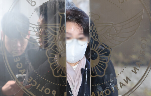 ▲ 한학자 통일교 총재의 전 비서실장인 정원주씨가 지난해 12월 18일 오전 서울 서대문구 경찰청 국가수사본부로 조사를 받기 위해 출석하고 있다. /뉴시스