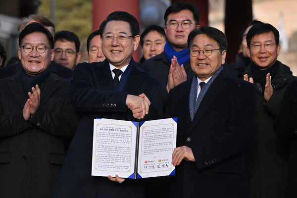 ▲ 강기정(오른쪽) 광주시장과 김영록 전남도지사가 2일 오전 광주 북구 국립5·18민주묘지에서 광주·전남 대통합 추진 공동선언문을 낭독한 뒤 기념사진을 촬영하고 있다. /뉴시스