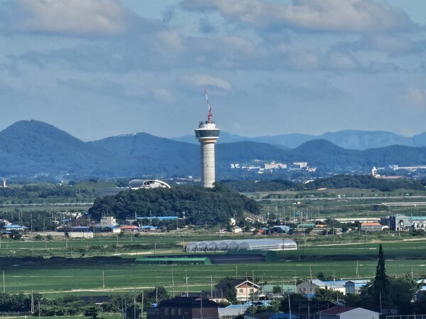 ▲ 충남 서산시가 양대동 일원 자원회수시설 굴뚝에 설치를 완료한 전망대 모습. /뉴시스